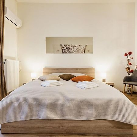Downtown Charm With Balcony And Garden View Lägenhet Budapest Exteriör bild