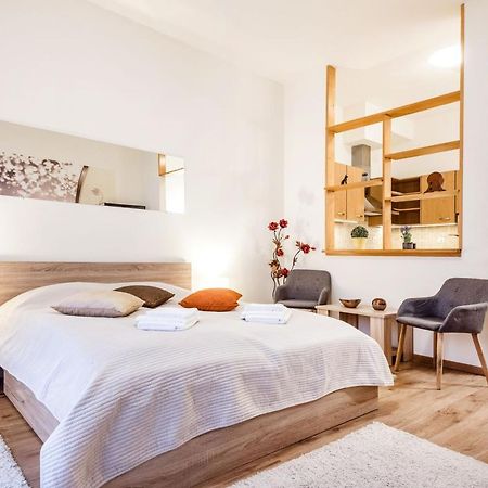 Downtown Charm With Balcony And Garden View Lägenhet Budapest Exteriör bild