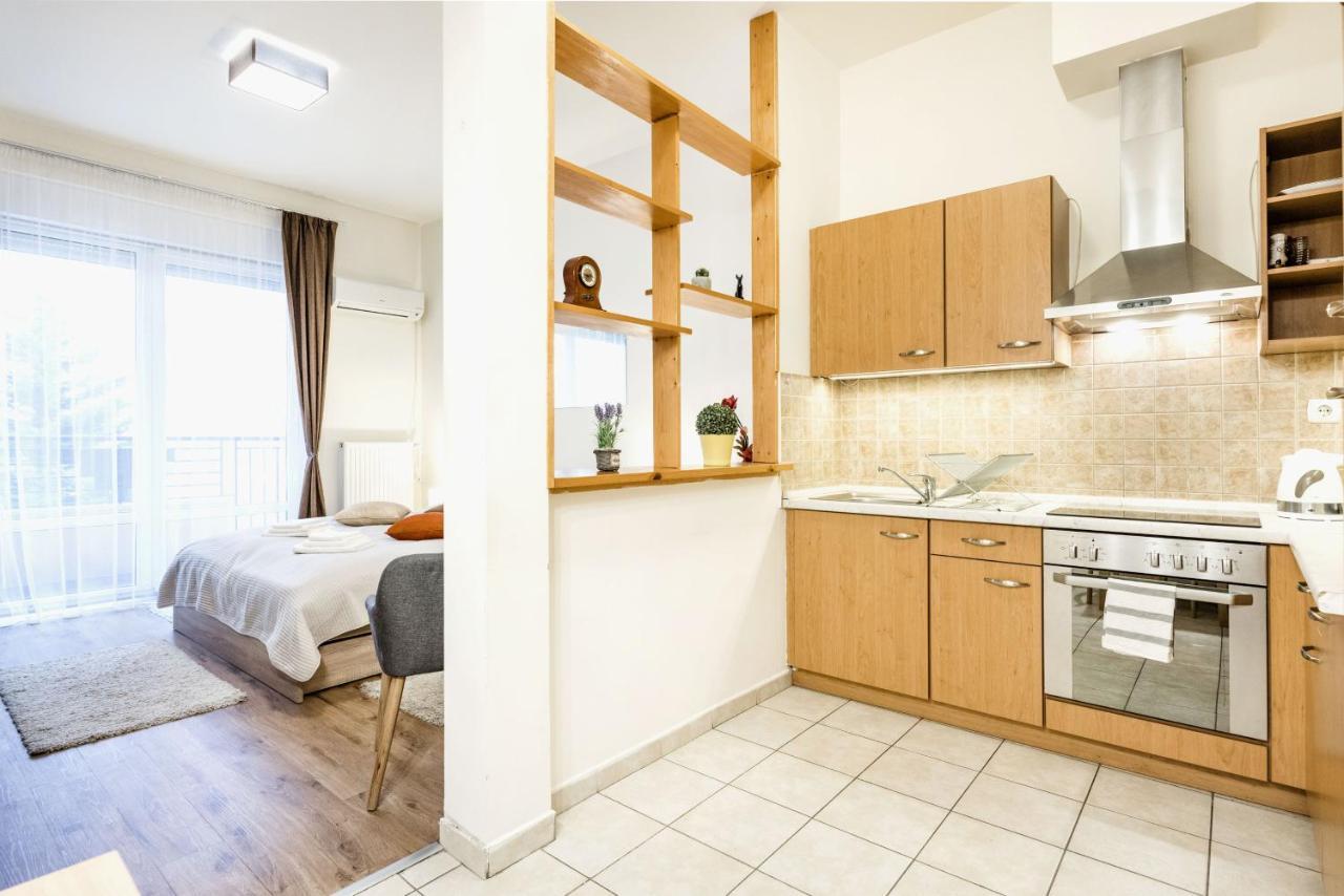 Downtown Charm With Balcony And Garden View Lägenhet Budapest Exteriör bild