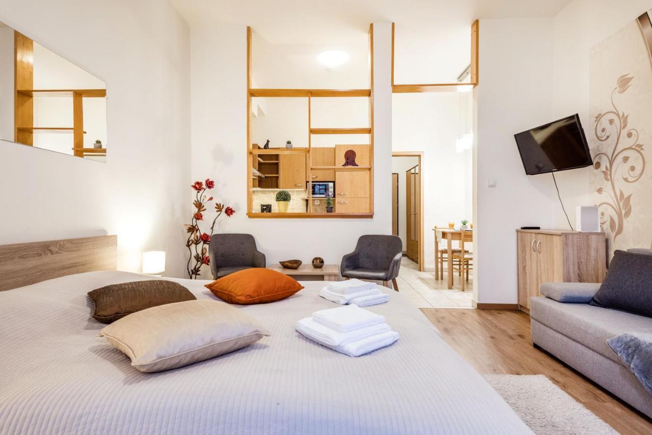 Downtown Charm With Balcony And Garden View Lägenhet Budapest Exteriör bild