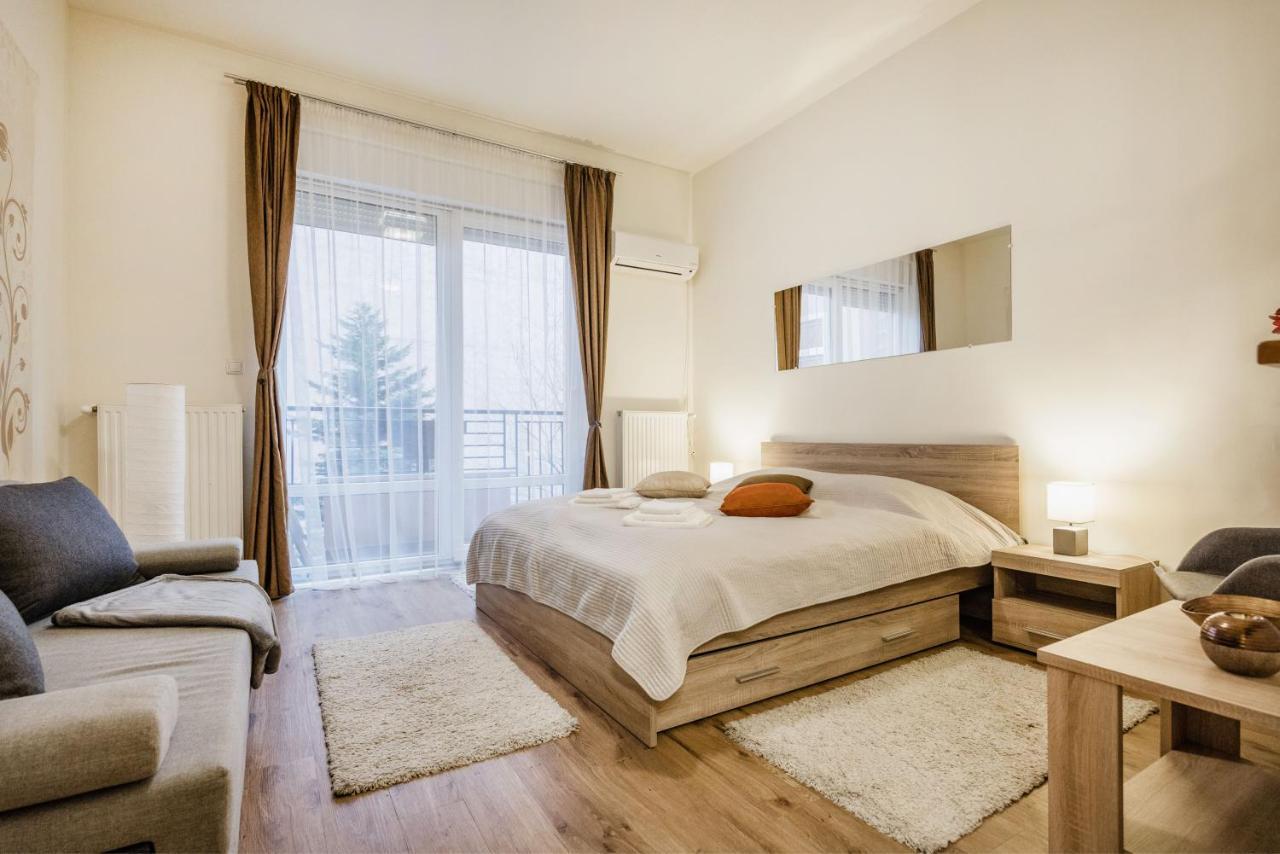 Downtown Charm With Balcony And Garden View Lägenhet Budapest Exteriör bild