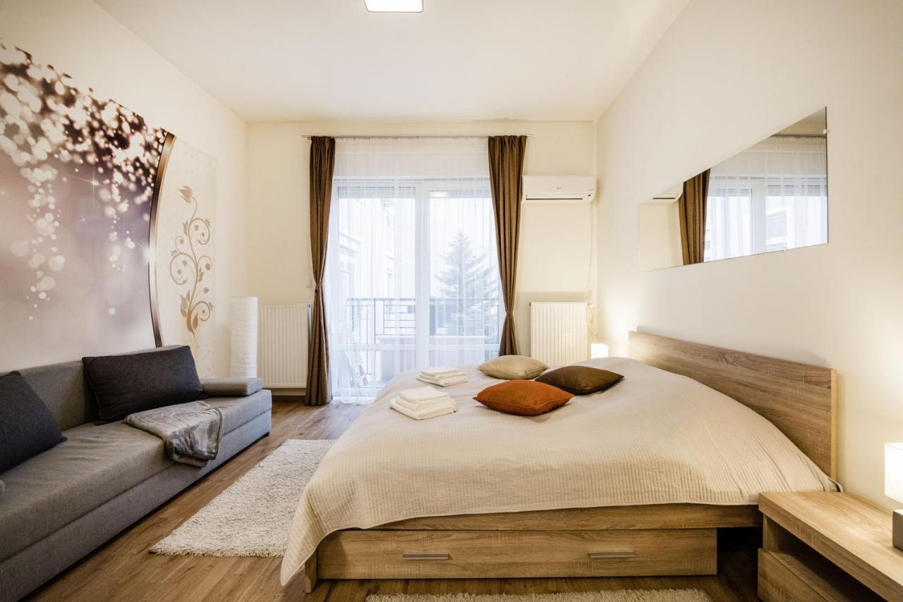 Downtown Charm With Balcony And Garden View Lägenhet Budapest Exteriör bild
