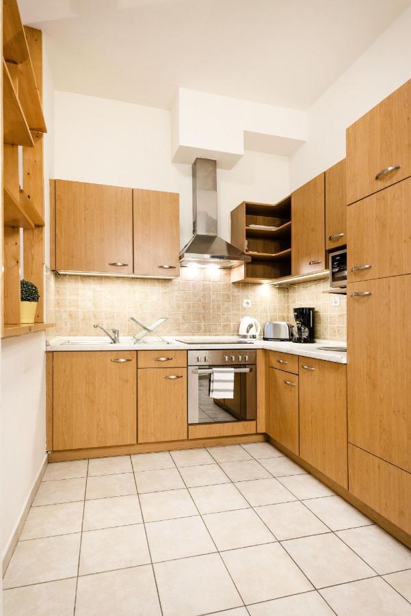 Downtown Charm With Balcony And Garden View Lägenhet Budapest Exteriör bild