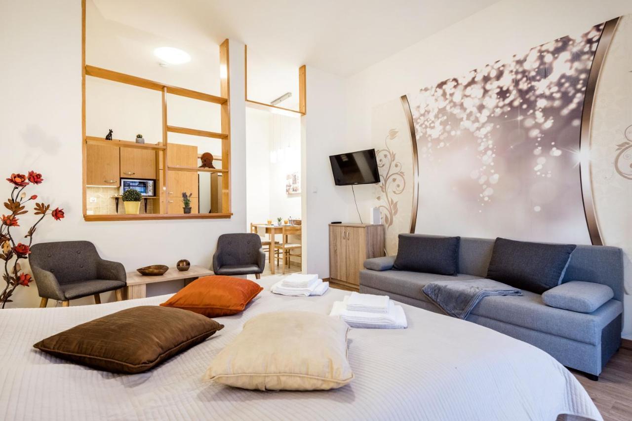 Downtown Charm With Balcony And Garden View Lägenhet Budapest Exteriör bild