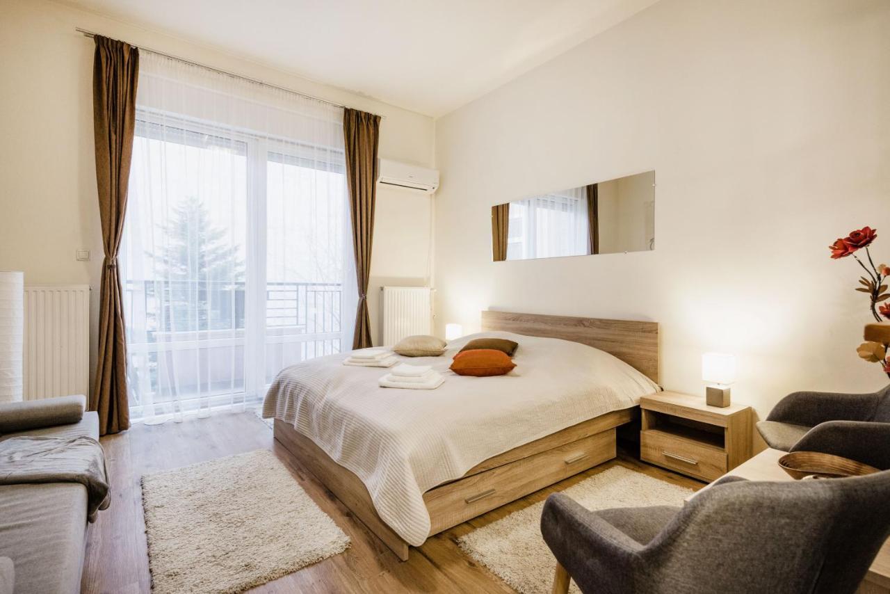 Downtown Charm With Balcony And Garden View Lägenhet Budapest Exteriör bild