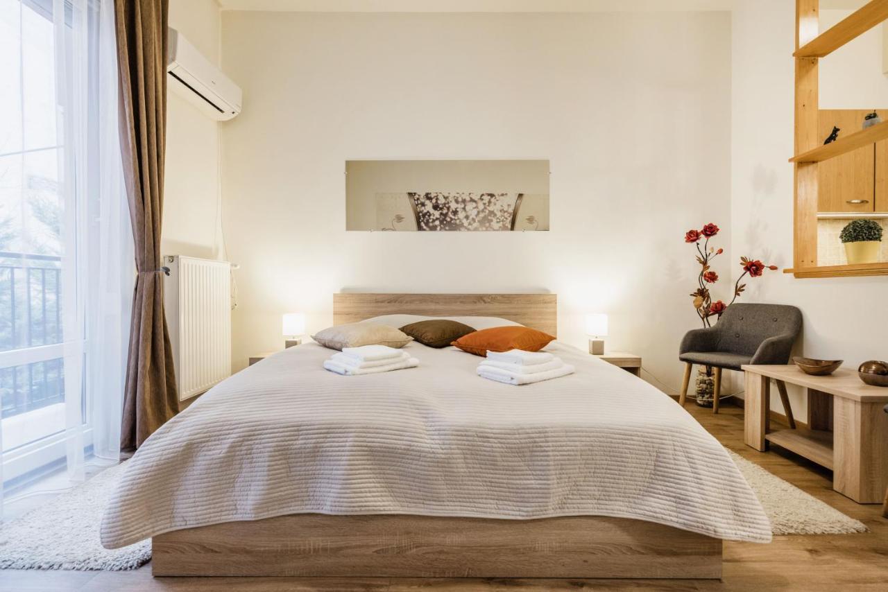 Downtown Charm With Balcony And Garden View Lägenhet Budapest Exteriör bild