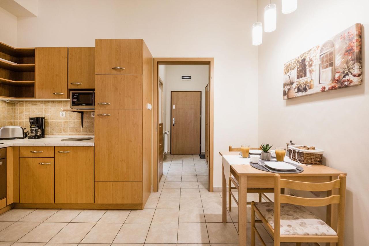 Downtown Charm With Balcony And Garden View Lägenhet Budapest Exteriör bild