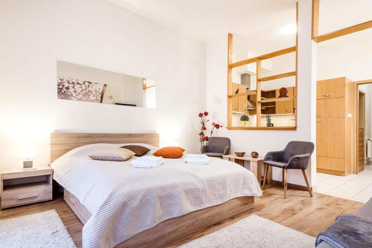 Downtown Charm With Balcony And Garden View Lägenhet Budapest Exteriör bild