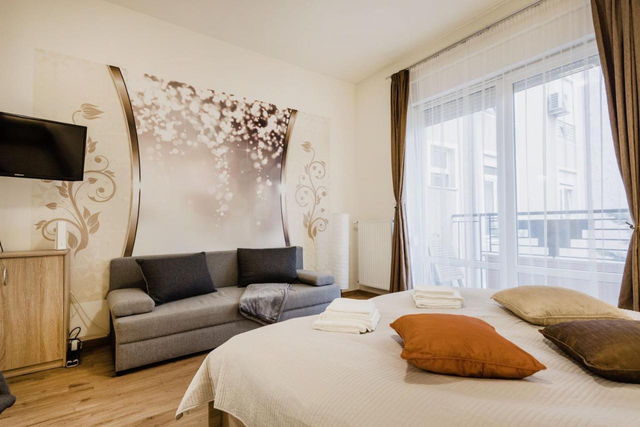 Downtown Charm With Balcony And Garden View Lägenhet Budapest Exteriör bild